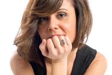 Beyaz arka plan üzerinde siyah elbise ile güzel esmer kadın 