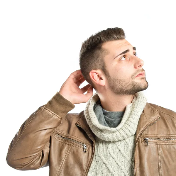 Jeune homme réfléchissant sur fond blanc — Photo