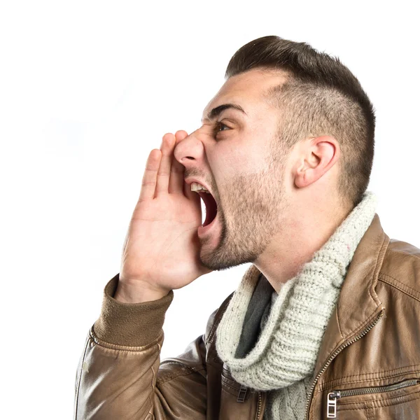 Mladý muž křičí izolované bílém pozadí — Stock fotografie