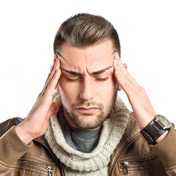 Junger Mann mit Kopfschmerzen vor weißem Hintergrund — Stockfoto