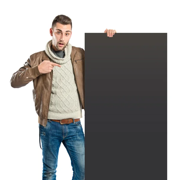 Yakışıklı adam beyaz arka plan üzerinde boş bir karton tutan — Stok fotoğraf