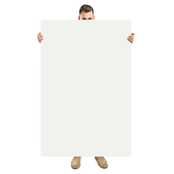 Красивый мужчина держит пустой картон на белом фоне — стоковое фото