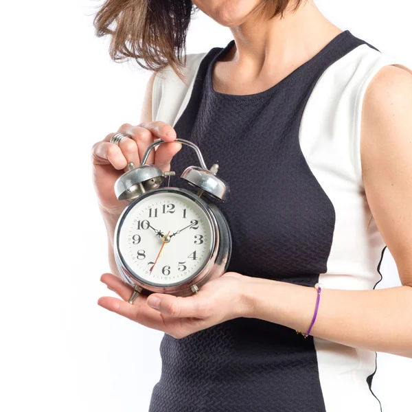 Mujer bonita sosteniendo un reloj antiguo sobre fondo blanco — Foto de Stock