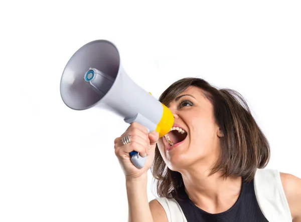 Menina bonita gritando com um megafone sobre fundo branco — Fotografia de Stock