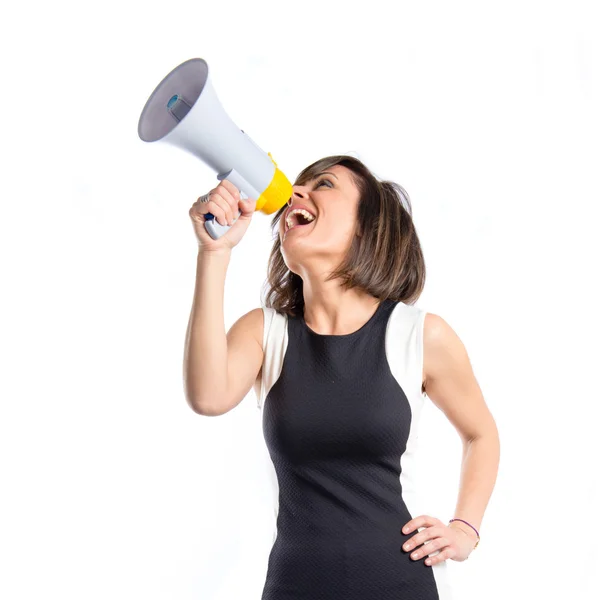 Jolie fille criant avec un mégaphone sur fond blanc — Photo