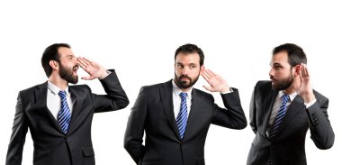 işitme ve beyaz içinde çığlık atan genç iş adamı