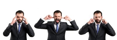 Beyaz arka plan üzerinde baş ağrısı ile genç işadamı 