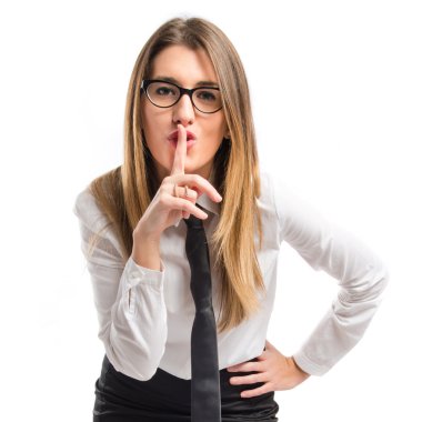 Genç işkadını sessizlik jest yaparak beyaz izole 