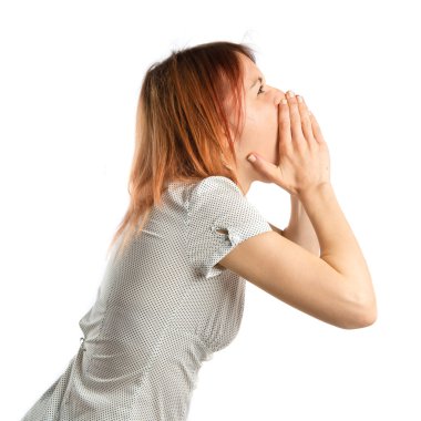 Beyaz arka plan üzerinde bağıran genç kız