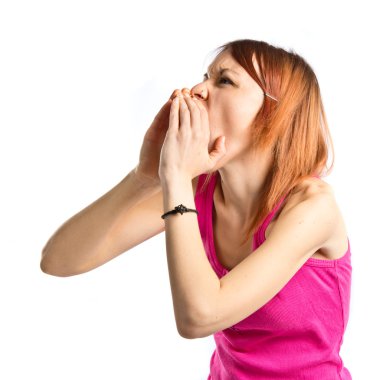 Beyaz arka plan üzerinde bağıran genç kız