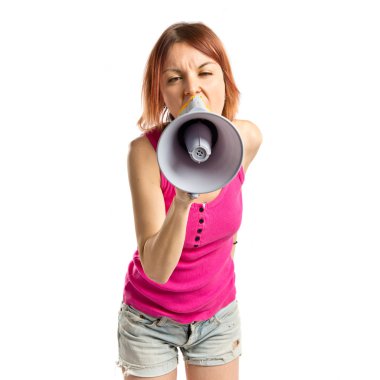 beyaz zemin üzerinde bir megafon ile bağırarak Kızıl saçlı kız 