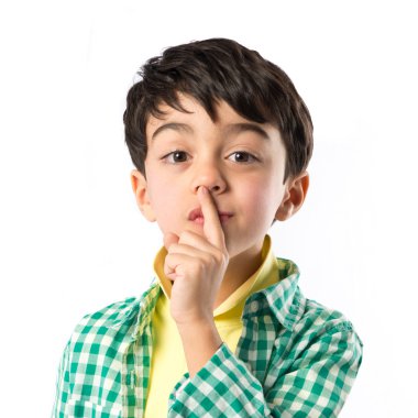 beyaz zemin üzerinde sessizlik jest yaparak çocuk 