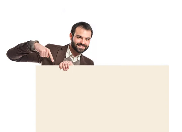 Knappe man met een lege karton op witte achtergrond — Stockfoto