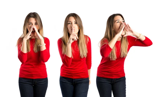 Giovane ragazza gridando su sfondo bianco isolato — Foto Stock