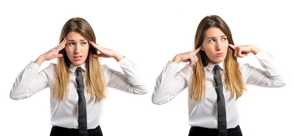 Jonge mooie vrouw die betrekking hebben op haar oren op witte achtergrond — Stockfoto