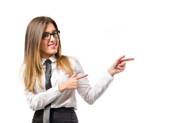 Jonge mooie zakenvrouw wijzen op witte achtergrond — Stockfoto