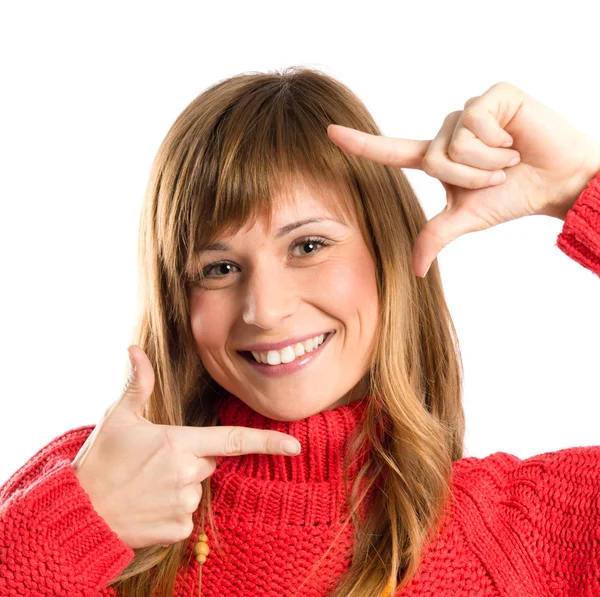 Chica bonita enfocándose con los dedos sobre un fondo blanco — Foto de Stock