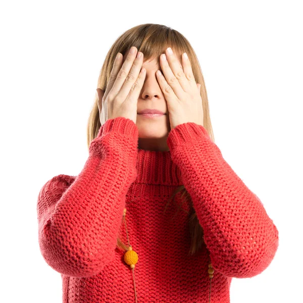 Menina cobrindo seus olhos sobre fundo branco isolado — Fotografia de Stock