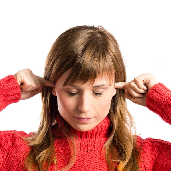 Jovem mulher bonita cobrindo seus ouvidos sobre fundo branco — Fotografia de Stock
