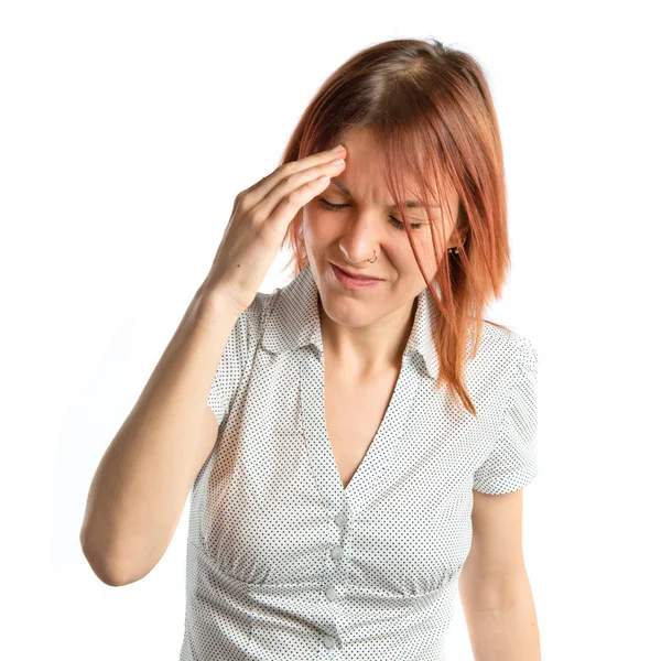 Linda chica con dolor de cabeza sobre fondo blanco aislado — Foto de Stock