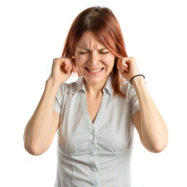 Junges Mädchen bedeckt ihre Ohren vor weißem Hintergrund — Stockfoto