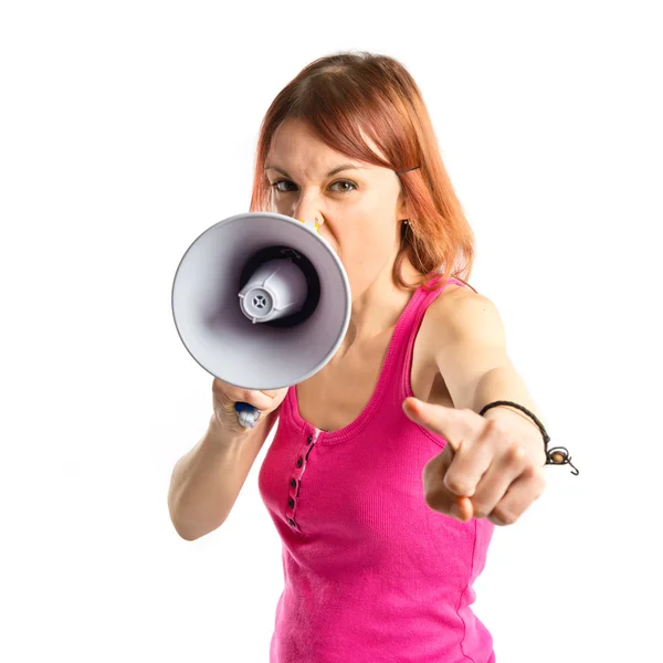 Rudowłosy dziewczyna krzyczy z megafon na białym tle — Zdjęcie stockowe