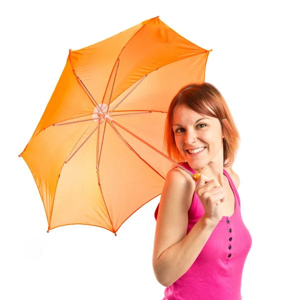 Flicka som innehar ett paraply över vit bakgrund — Stockfoto
