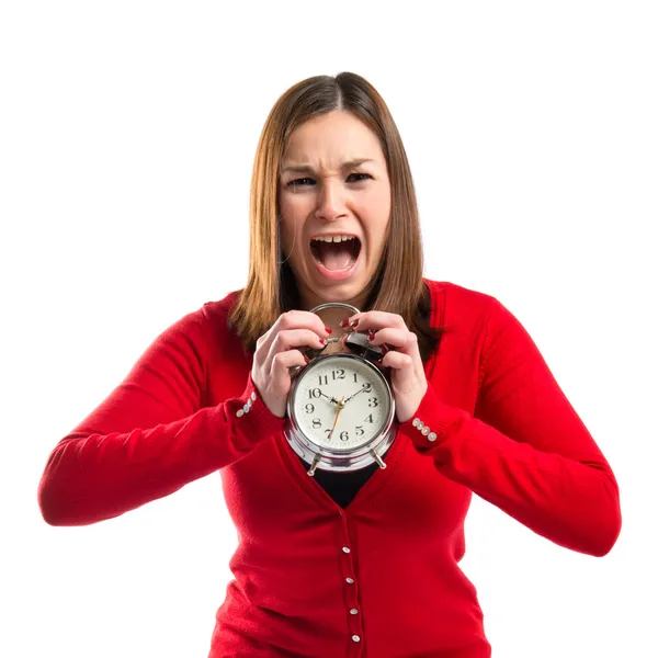 Zaskoczony młoda kobieta trzyma antyczny zegar na białym tle — Stok fotoğraf
