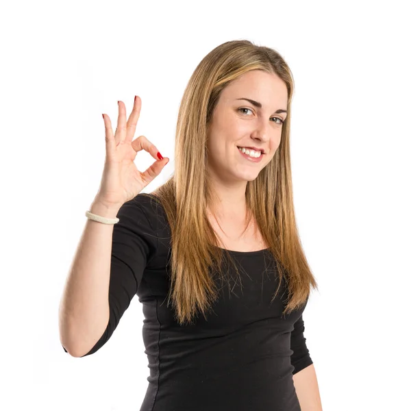 Mujer joven haciendo Ok signo sobre fondo blanco — Foto de Stock