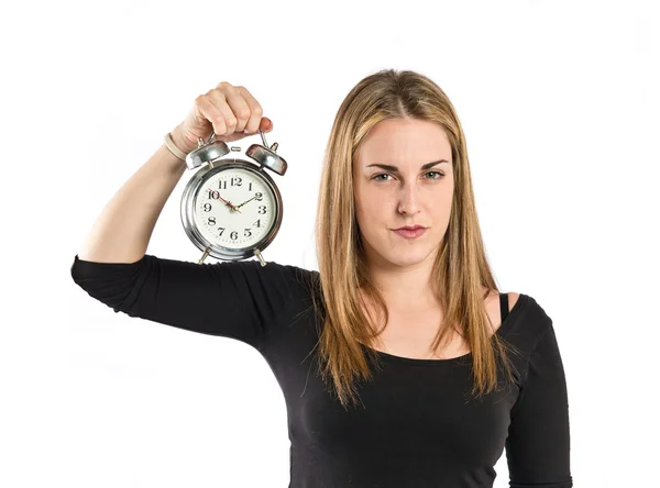 Giovane ragazza che tiene un orologio antico su sfondo bianco — Foto Stock