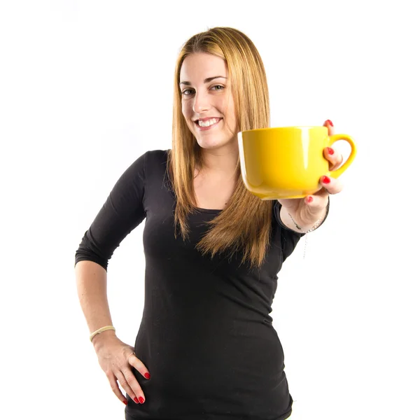 Hübsches Mädchen hält eine Tasse Kaffee über weißem Hintergrund — Stockfoto