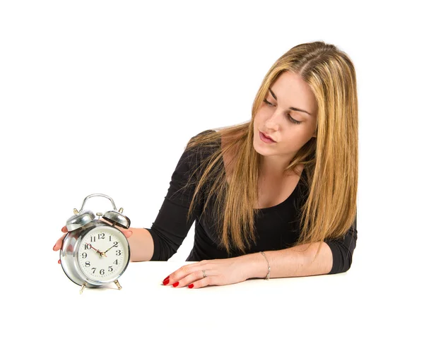 Chica joven sosteniendo un reloj antiguo sobre fondo blanco — Foto de Stock