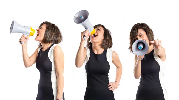 Hezká dívka křičí s megafon nad bílým pozadím — Stock fotografie