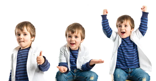 Niños haciendo OK signo sobre fondo blanco —  Fotos de Stock