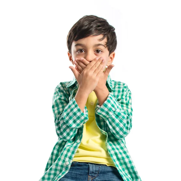 Kid täcker munnen över vit bakgrund — Stockfoto