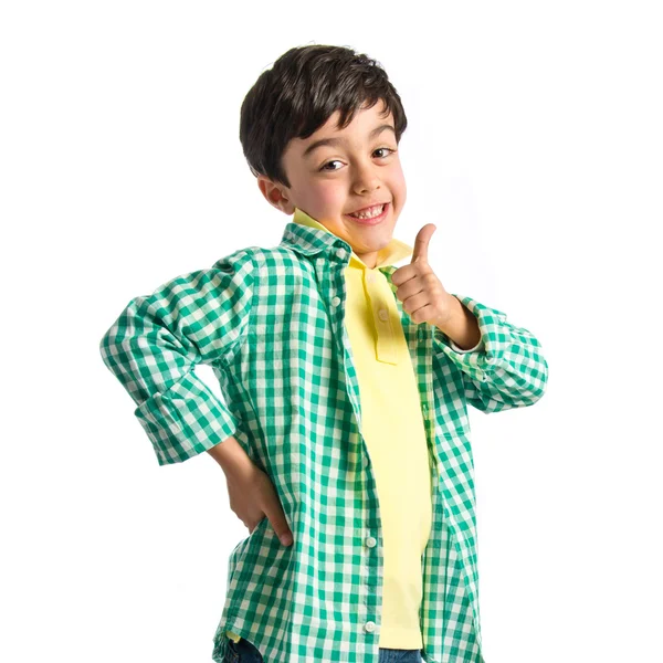 Muchacho haciendo un cartel OK en silla de madera sobre fondo blanco — Foto de Stock