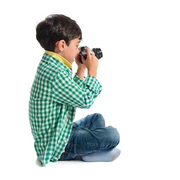 Ragazzo fotografare qualcosa su sfondo bianco — Foto Stock