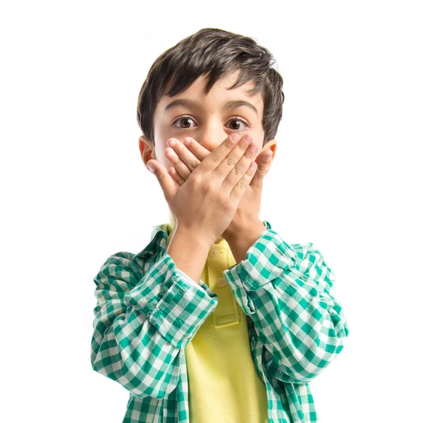 Kid täcker munnen över vit bakgrund — Stockfoto