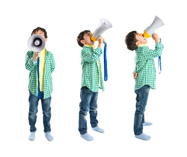 Niño gritando por megáfono sobre fondo blanco —  Fotos de Stock