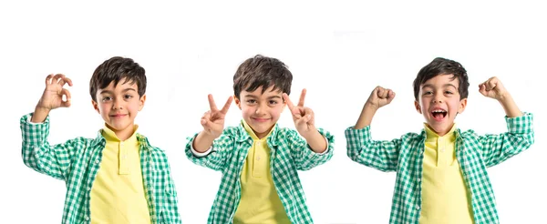 Niño haciendo una señal de victoria sobre fondo blanco —  Fotos de Stock