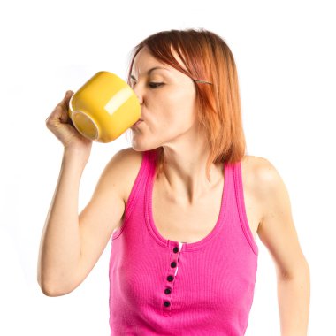 Sarışın kız beyaz arka plan üzerinde kahve içme 