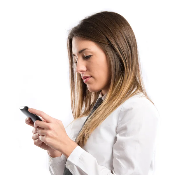Genç kızın cep telefonuna beyaz arka plan üzerinde konuşuyor — Stok fotoğraf