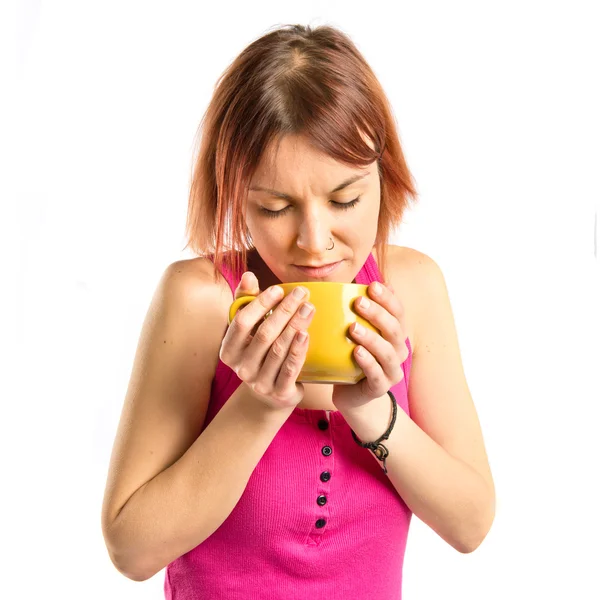 Blondes Mädchen trinkt Kaffee auf weißem Hintergrund — Stockfoto