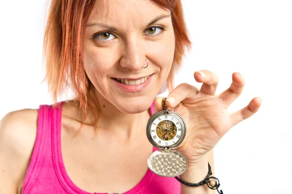 Рыжая девушка держит наручные часы над белым — стоковое фото