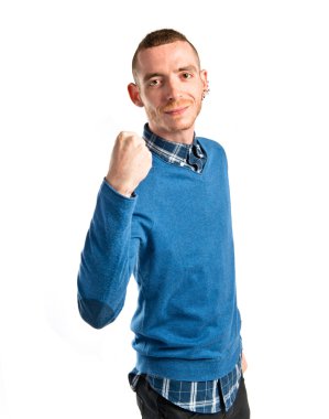 genç adam kazanan izole beyaz zemin üzerine 