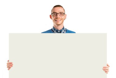 Beyaz arka plan üzerinde boş bir karton tutan Kızıl saçlı adam 