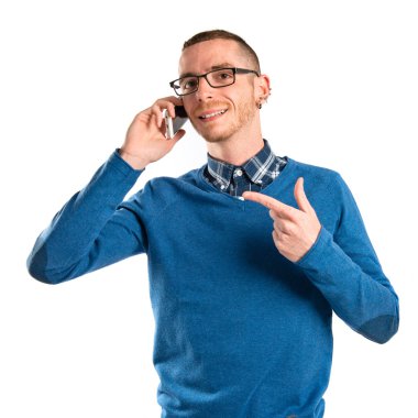 Erkekler için mobil izole arka plan üzerinde konuşuyor. 