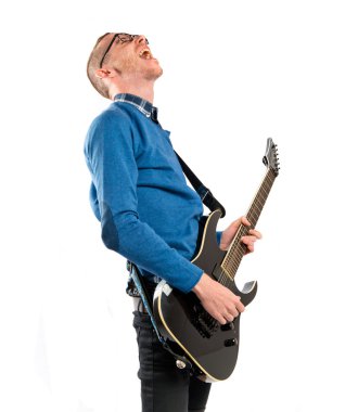 genç adam beyaz arka plan üzerinde gitar çalmak 