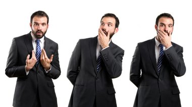 genç işadamı beyaz arka plan üzerinde şaşırttı 