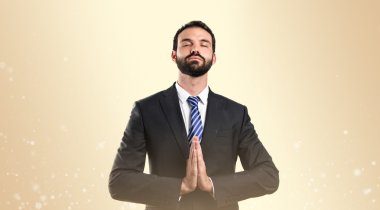 iş adamı izole koyu sarı arka plan üzerinde zen